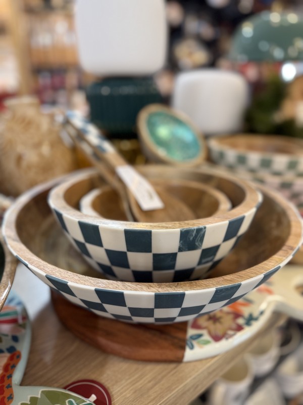 Acheter des saladiers en bois colorés et tendances.